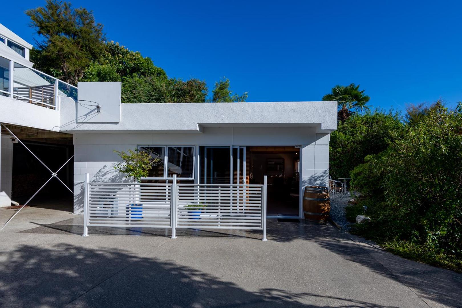 Lodge Front:palms-on-the-beach.kaiteriteri.