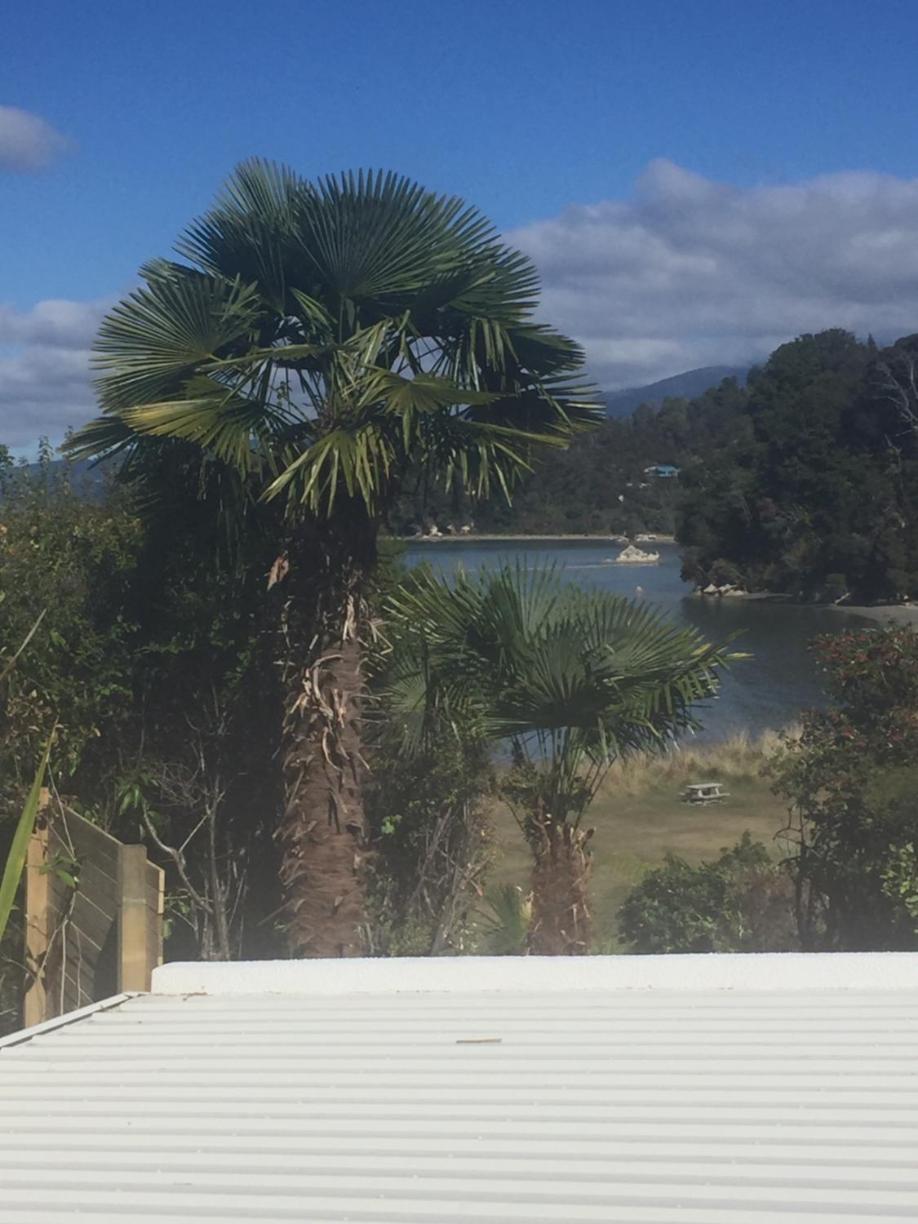 Lodge Front:palms-on-the-beach.kaiteriteri.