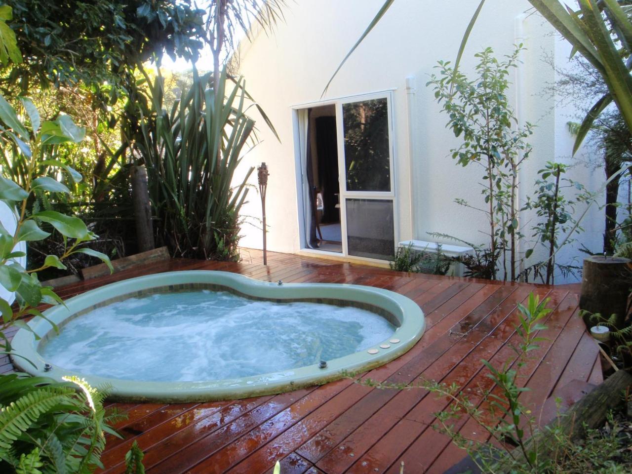 Lodge Front:palms-on-the-beach.kaiteriteri. Kaiteriteri