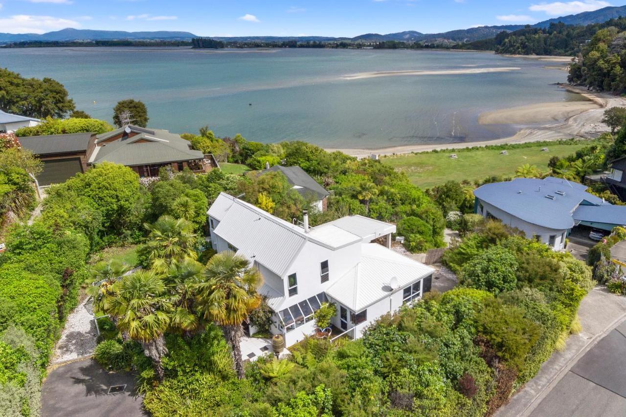 Lodge Front:palms-on-the-beach.kaiteriteri.