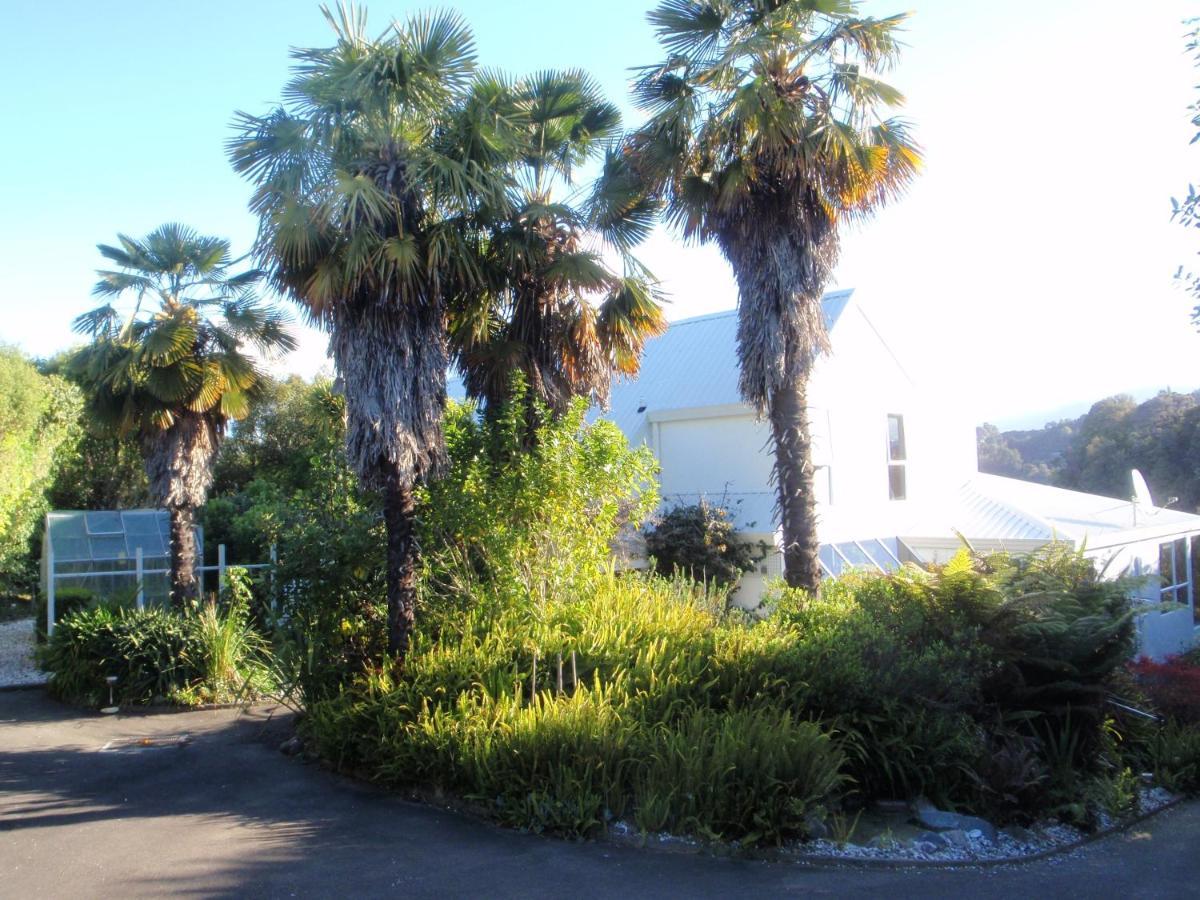 Front:palms-on-the-beach.kaiteriteri. Lodge Kaiteriteri