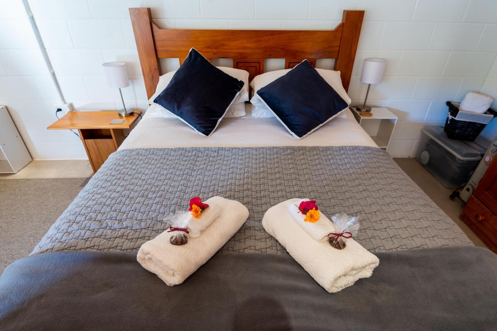 Lodge Front:palms-on-the-beach.kaiteriteri. *