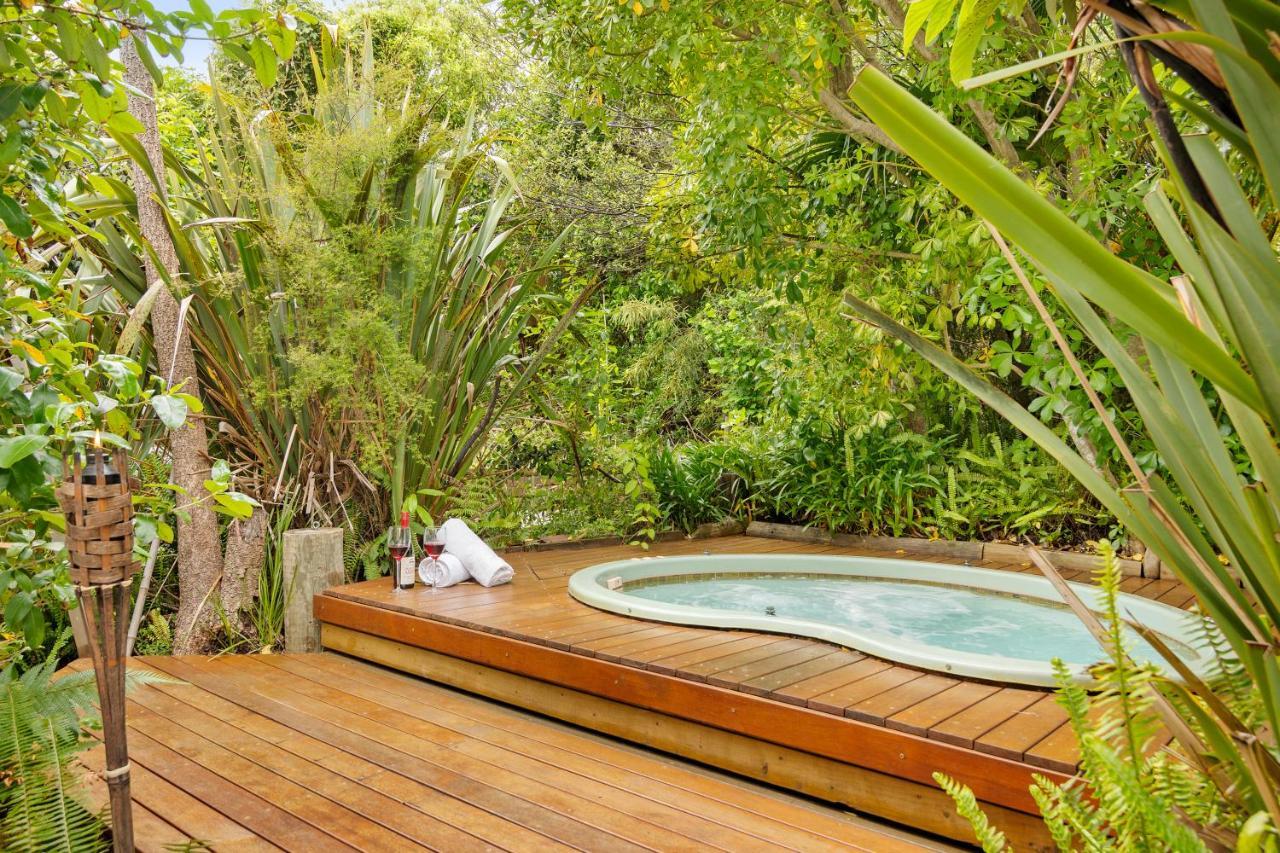 Lodge Front:palms-on-the-beach.kaiteriteri. *